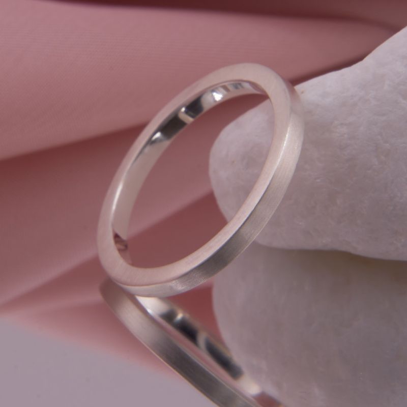 Preview: Nahaufnahme eines handgefertigten, 2 mm breiten Vierkant-Silberrings mit Fokus auf die mattierte Oberfläche.